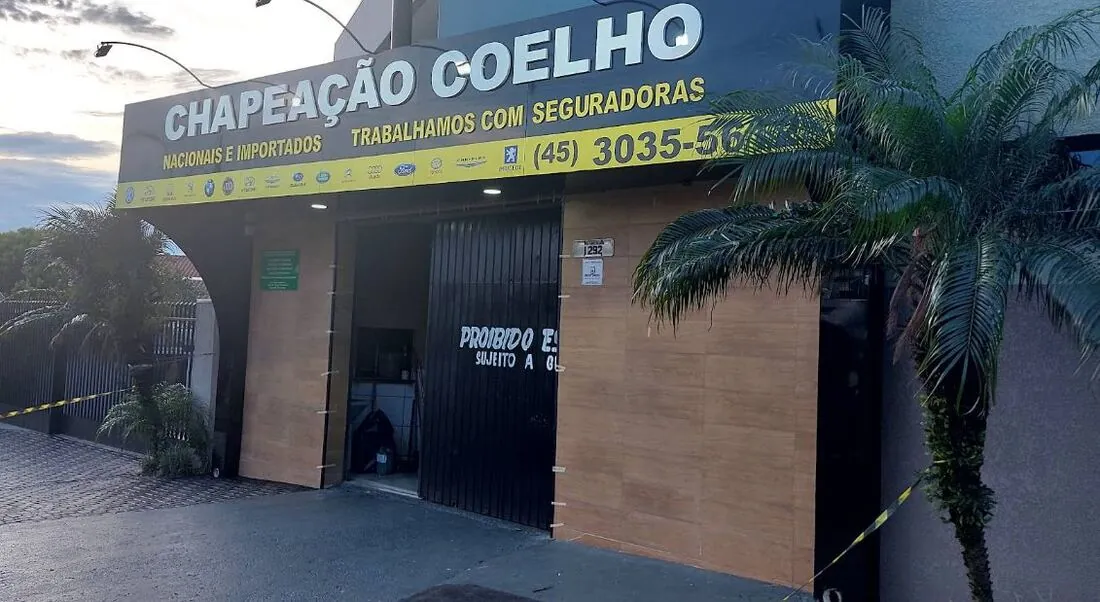 Fachada da Chapeação Coelho com letreiro azul e amarelo, marcas atendidas e telefone