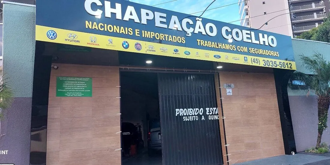 Fachada da Chapeação Coelho ao entardecer